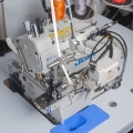 JUKI MO6914C - Specjalistyczny overlock 4-nitkowy z programowalnym podajnikiem taśmy
